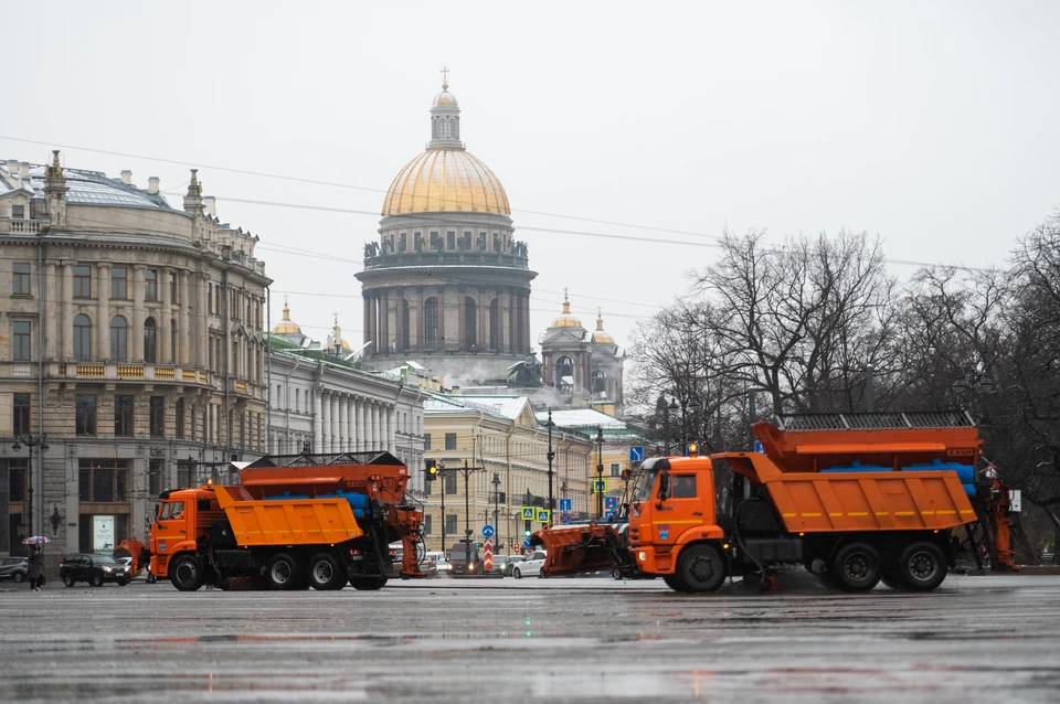 Комитет по благоустройству выводит большее количество техники на борьбу с гололедицей в Петербурге