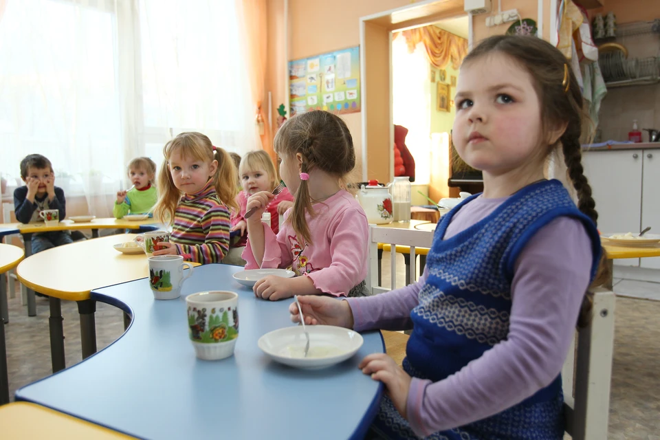 Детсадовцам привезли импортные продукты под видом российских