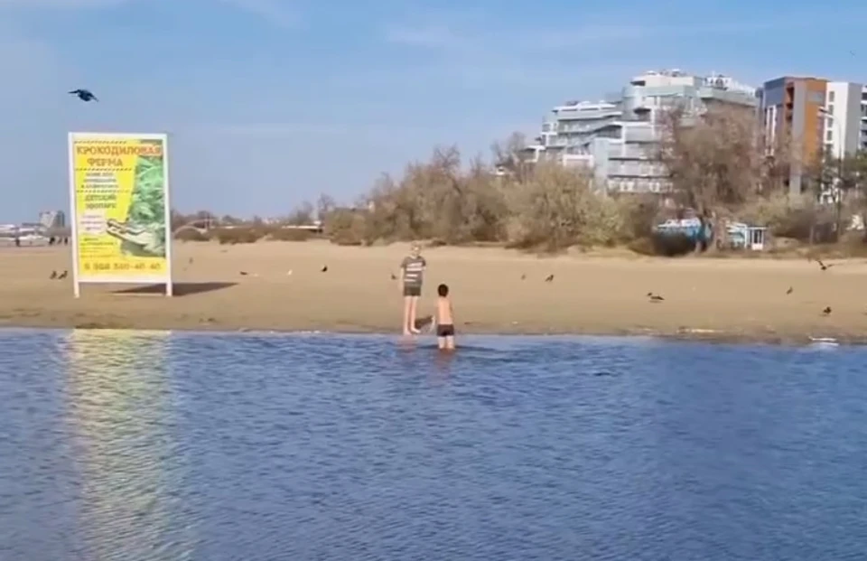 Дети плескались в холодной воде, рядом с ними взрослых не было.