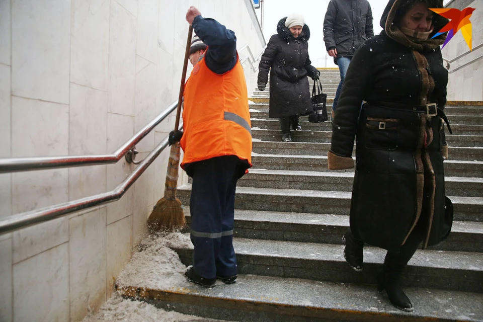 Белорусам сказали, как безопасно ходить по улице в гололед.