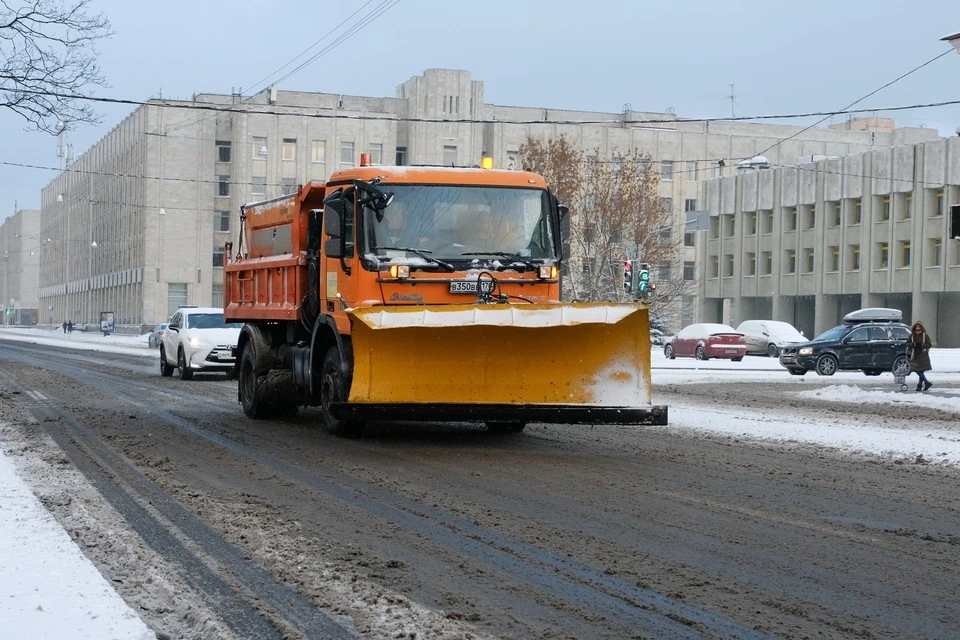 За сутки дорожники обработали и очистили около 20 тысяч километров трасс в Подмосковье