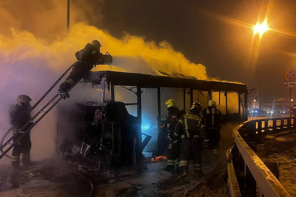 На Киевском шоссе сгорел рейсовый автобус коммерческого перевозчика. Фото: МЧС