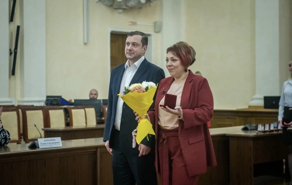 В Смоленске губернатор наградил почетным знаком многодетных матерей. Фото: страница губернатора Алексея Островского в соцсетях.