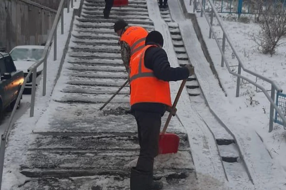 Сотрудники МУП ПАД убирают лестницы, тротуары и площадки у остановок. Фото: мэрия Набережных Челнов