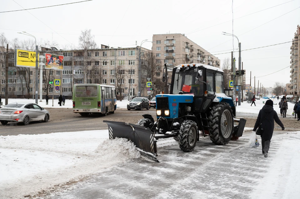 Больше всего снега на тротуарах, вокруг остановок, около станций метро