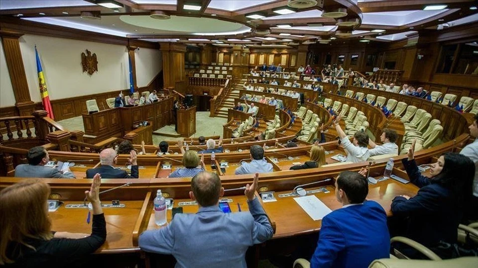 За документ проголосовали 54 депутата правящей партии PAS. Депутаты оппозиционного Блока Коммунистов и Социалистов в голосовании не участвовали.