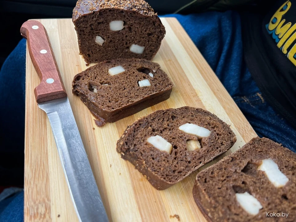 Хлеб-новинка с салом в разрезе. Фото: Koko.by