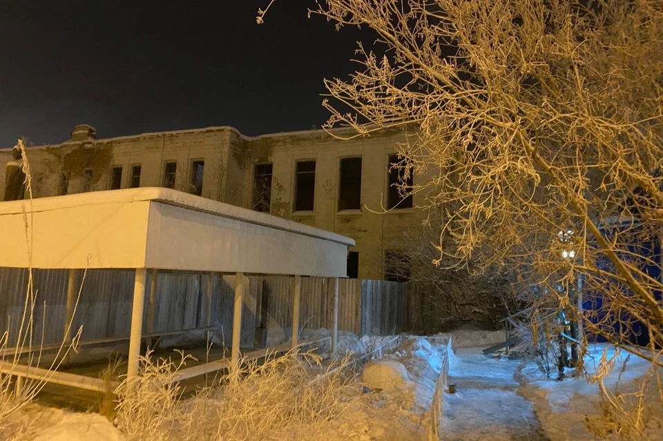 Здание миграционной службы в Якутске стоит впритык к объекту культурного наследия, которым является Реальное училище. Фото: KP.RU