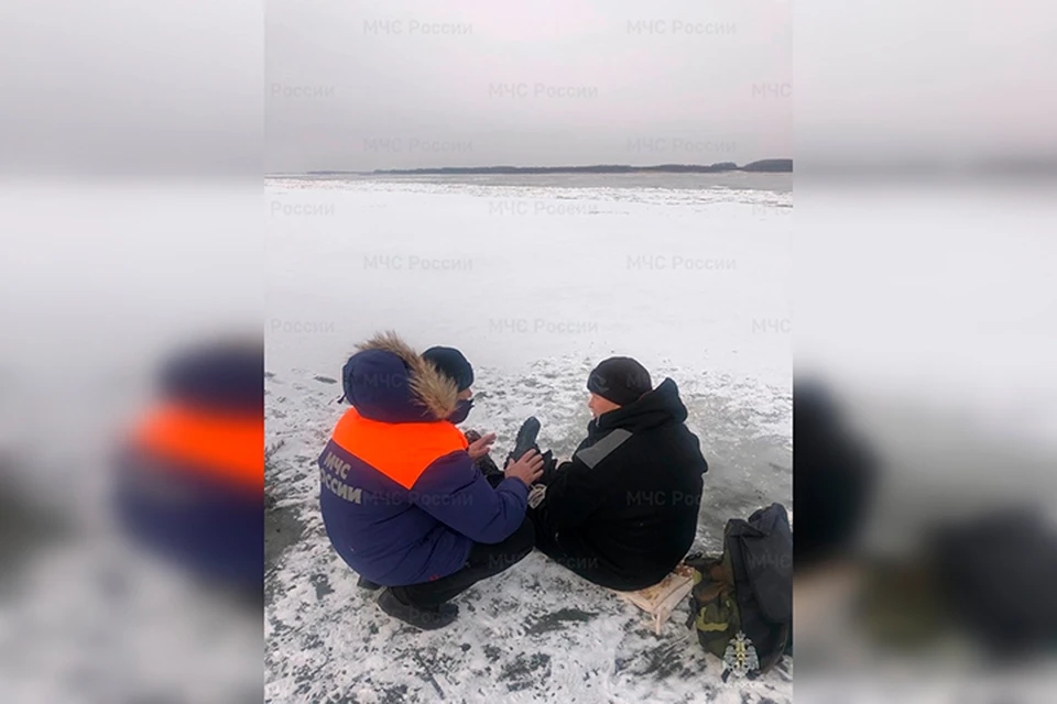 Рыбака унесло на льдине в Амур
