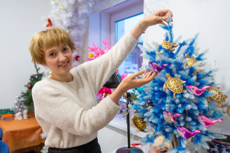 Раскрасить фарфорового кролика или шар: где в Москве учат делать елочные игрушки