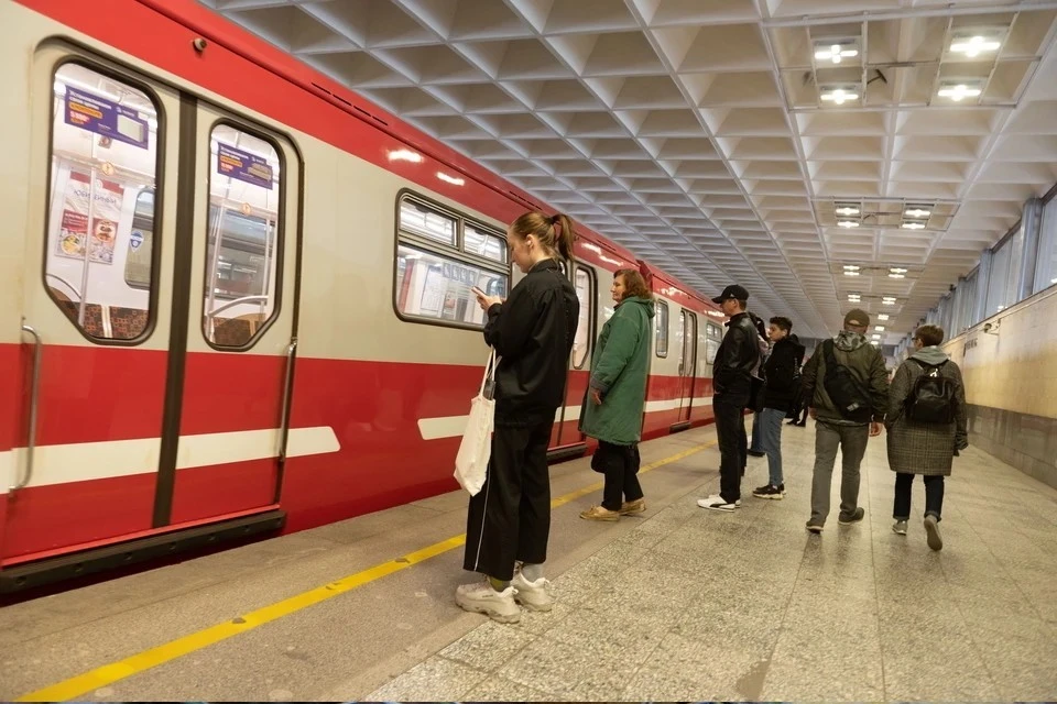 На северо-западном участке Арбатско-Покровской линии метро пришлось временно увеличить интервалы движения поездов из-за человека на путях