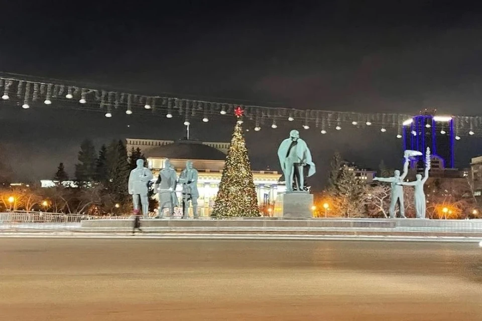 Новогоднюю иллюминацию в Театральном сквере не будут выключать из-за морозов.