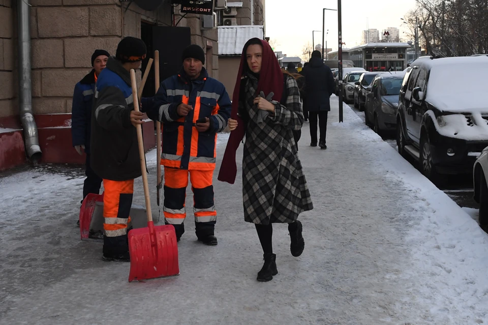 На многих тротуарах по-прежнему сколько