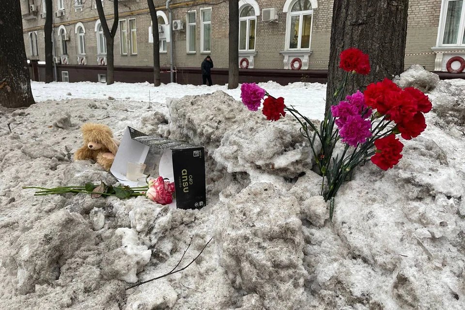 С утра понедельника на место смертельной аварии на улице Свободы москвичи начали нести цветы и игрушки.