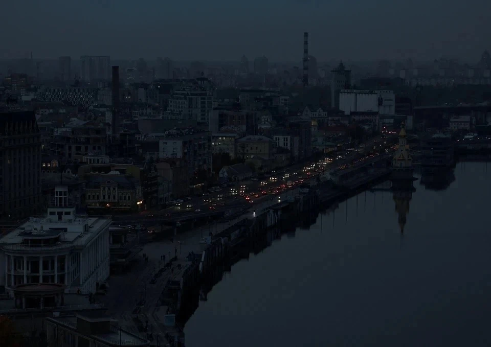 На фоне дефицита электроэнергии часть Украины погрузилась во мрак