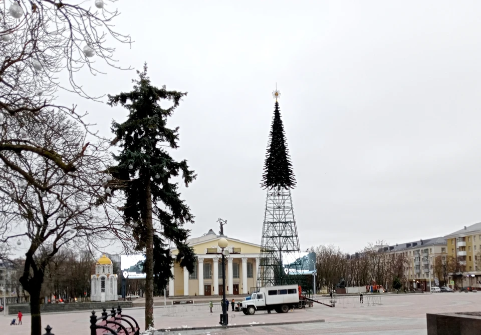На макушку елки уже водрузили снежинку.