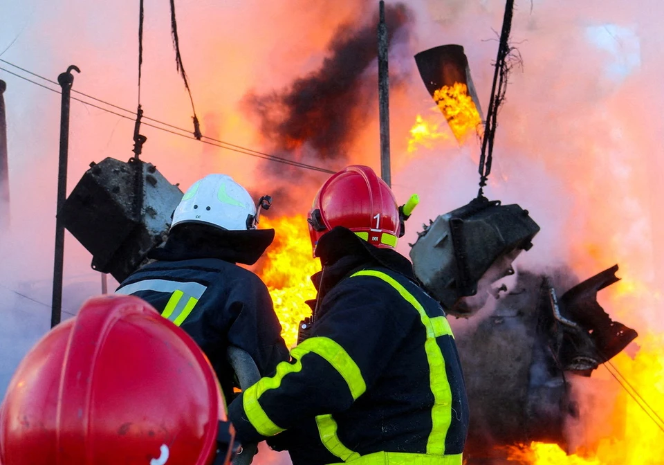 Пожарные тушат огонь после удара российской ракеты по объекту энергетической инфраструктуры в Черкасской области, Украина.