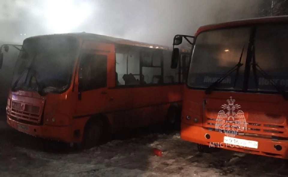 Две маршрутки сгорели на автобазе в Нижнем Новгороде 29 ноября.