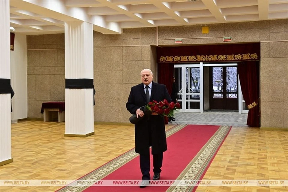 Александр Лукашенко простился с умершим главой МИД Владимиром Макеем. Фото: БелТА