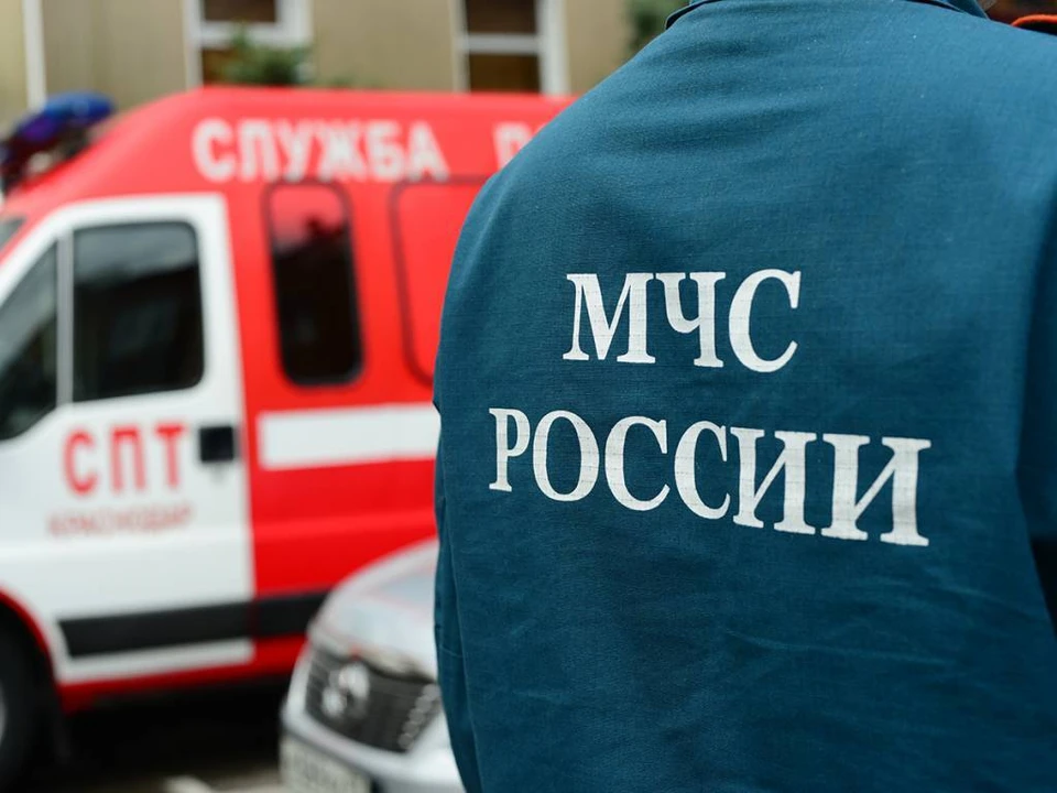 Пожарные вывели из задымленного здания 10 человек