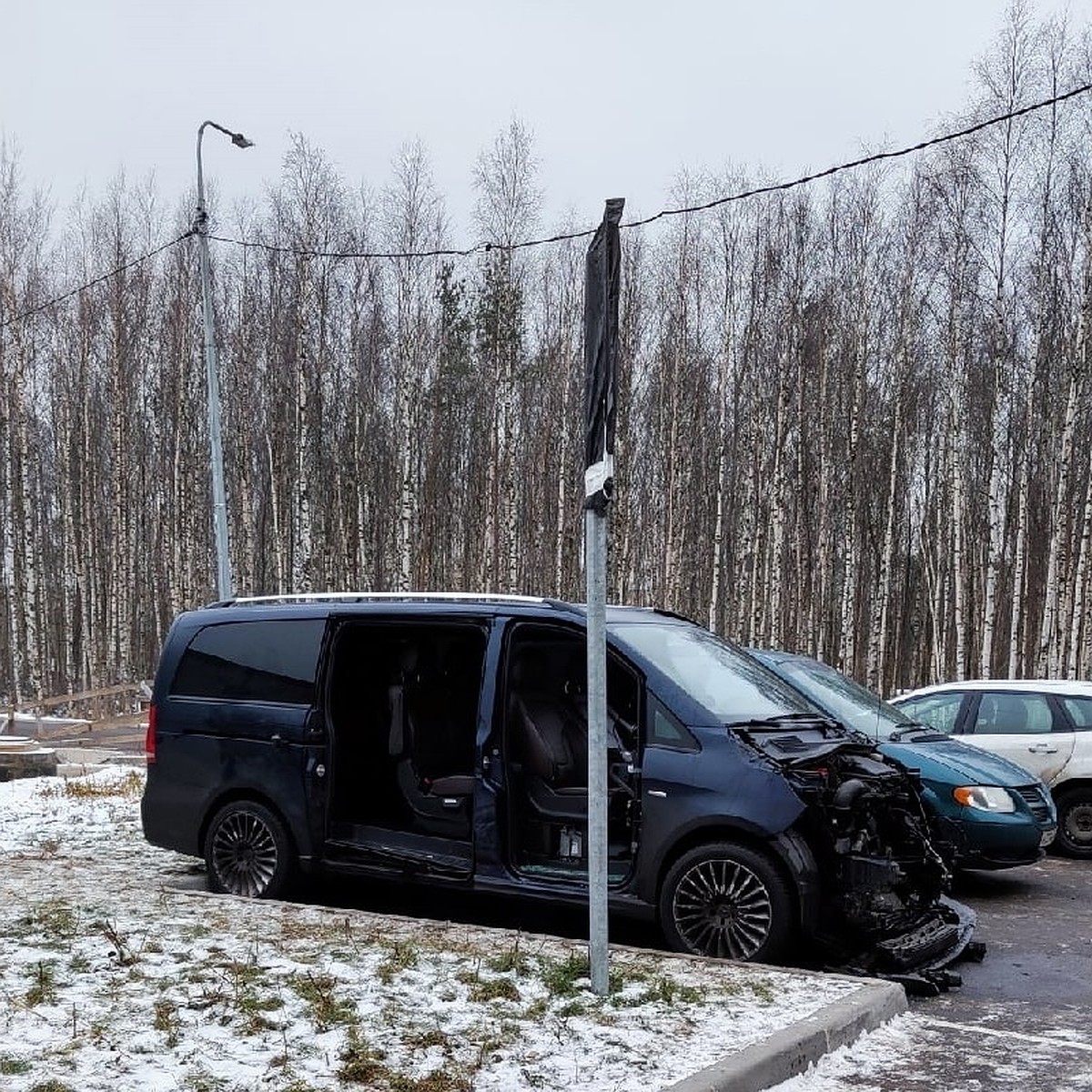 Мерседес» разобрали на запчасти ночью на севере Петербурга - KP.RU