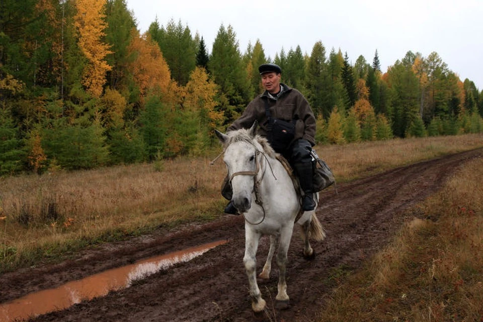 Андриян развозит пенсии и письма в деревни за 150 км. Фото: Борис СЛЕПНЕВ.