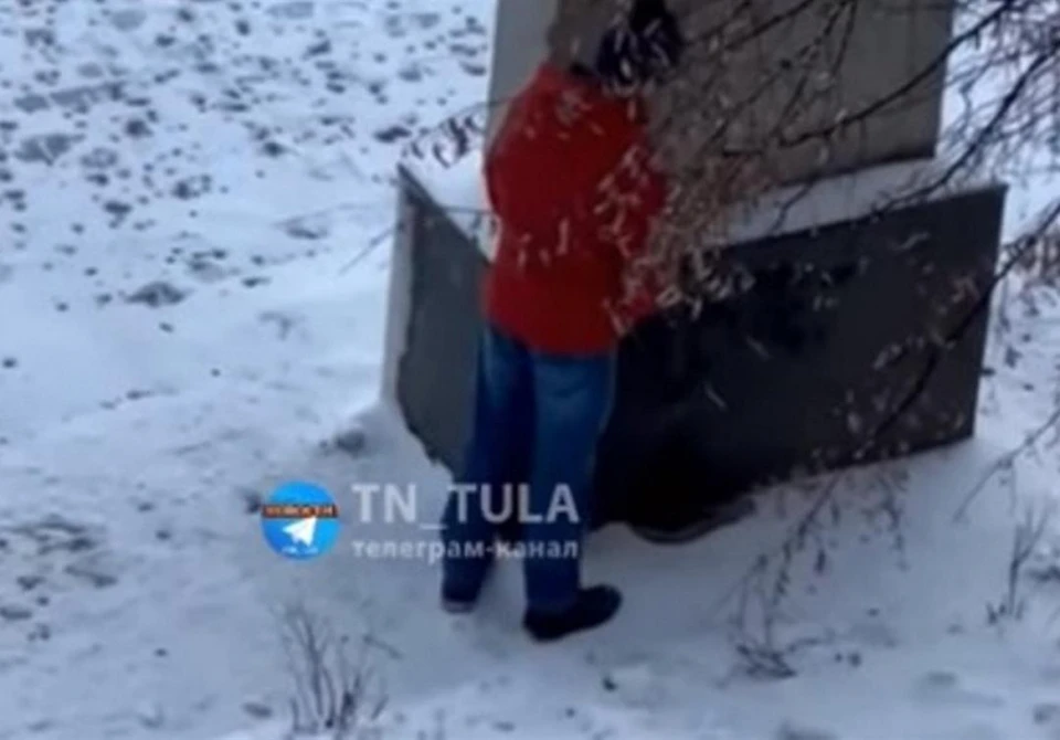В центре Тулы неизвестный мужчина осквернил стелу «Тулякам – Героям Советского Союза»