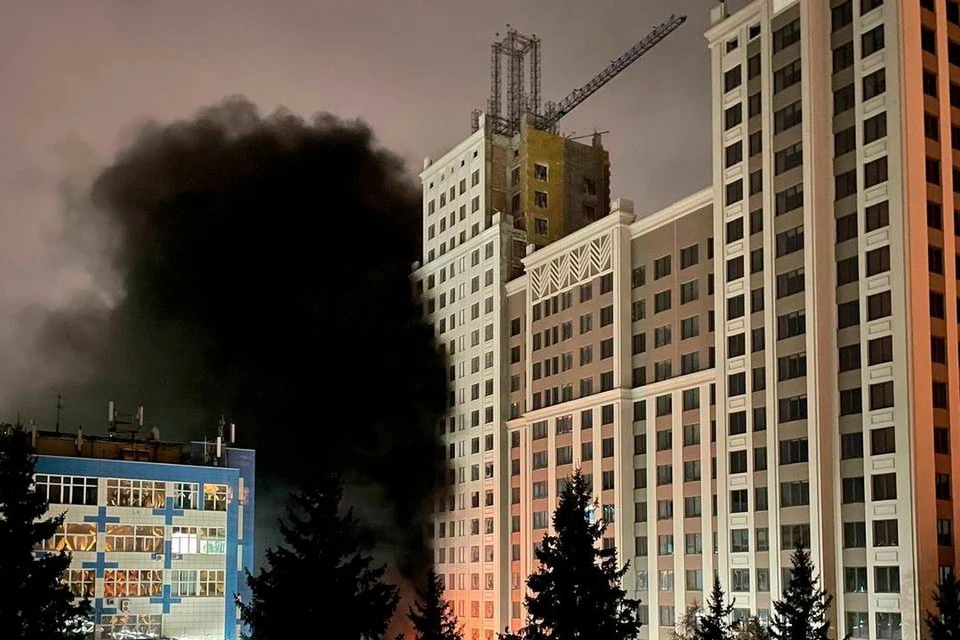 Пожар произошел на стройке нового ЖК в Заельцовском районе. Фото: АСТ-54