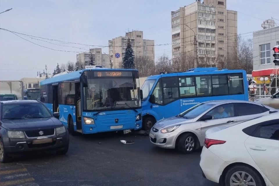 Два автобуса столкнулись у автовокзала. Фото: vk.com/news69/Сергей Филиппов