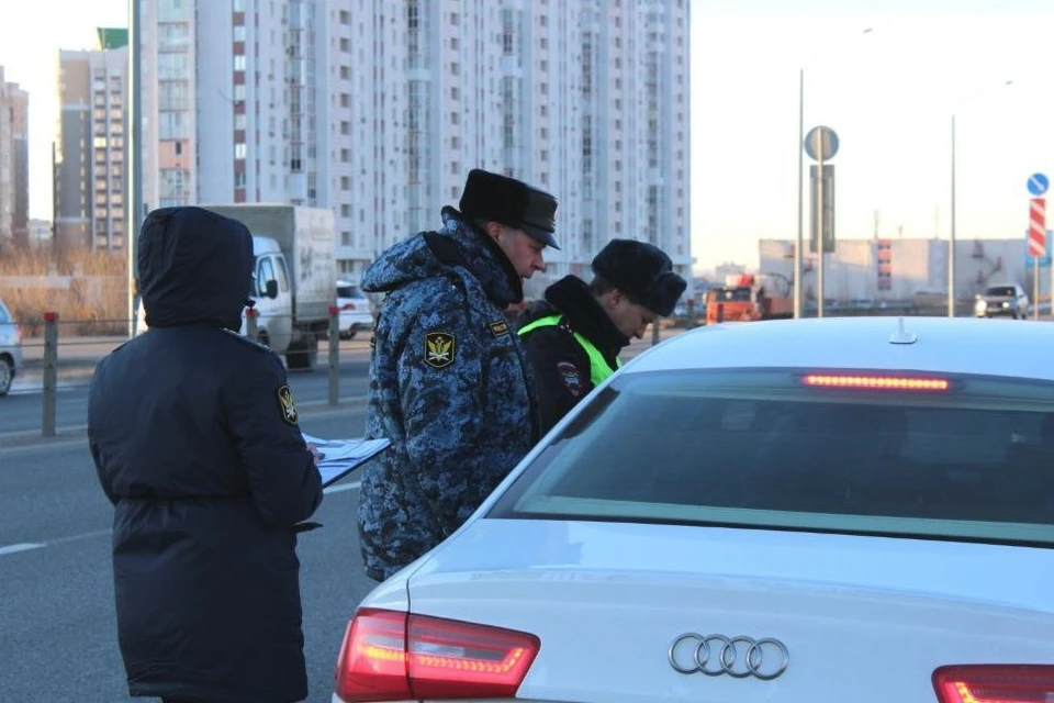 Специальная программа отслеживает должников, инспекторы ГИБДД останавливают их жезлом. Фото: УФССП по Оренбургской области.