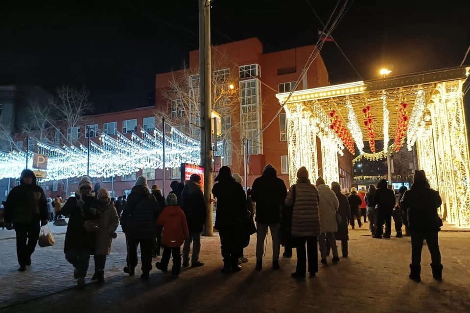 Люди столпились на пешеходной улице, в Театральном и Первомайском скверах.