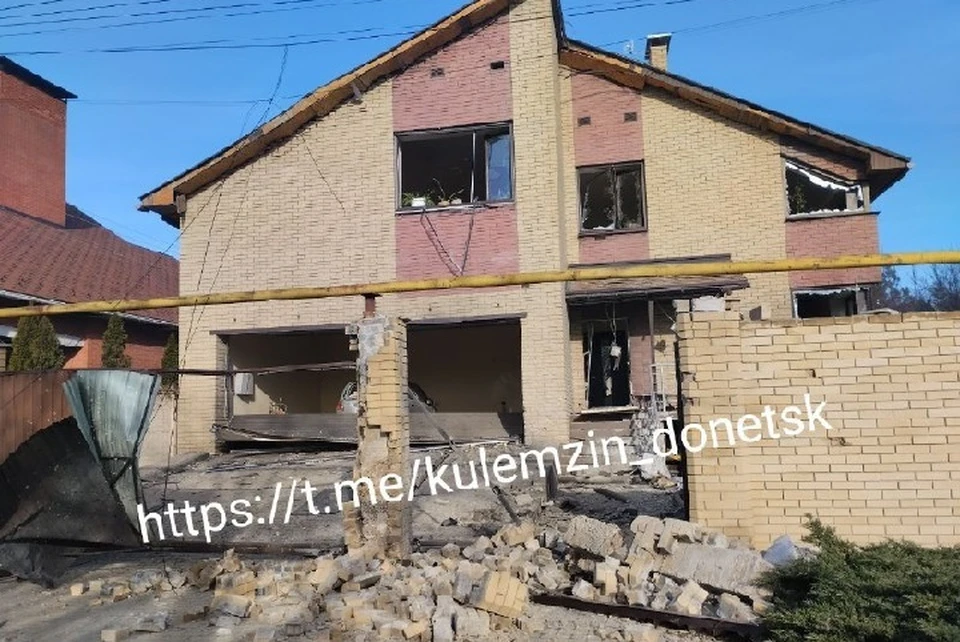 Снаряды украинских боевиков повредили жилые дома в районе радиорынка «Маяк». Фото: Кулемзин/ТГ