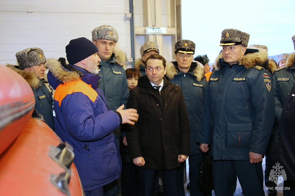 Много времени у главы МЧС традиционно занимает общение с личным составом