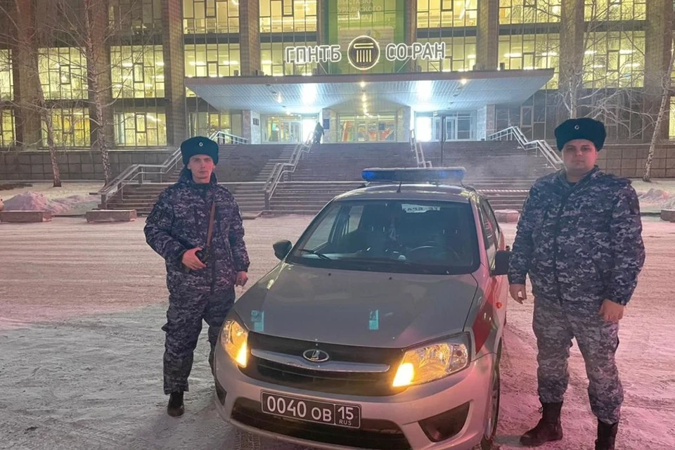 Патрульные Дмитрий Бастриков и Алексей Кунгурцев спасли трехлетнего ребенка. Фото: Управление Росгвардии по НСО.