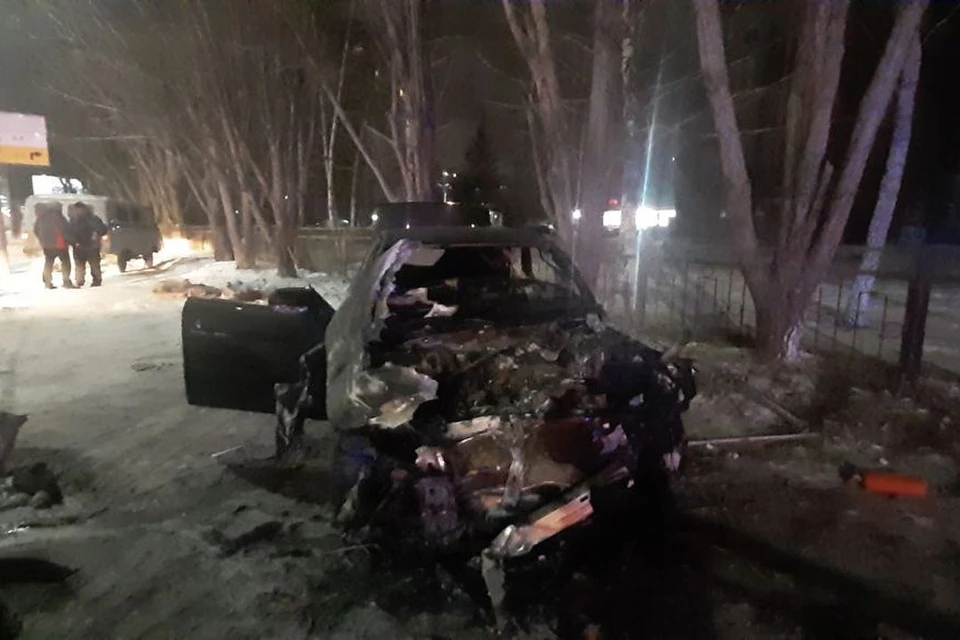 В Новосибирске в ДТП, где иномарка вылетела на тротуар и загорелась погиб человек. Фото: ГИБДД по Новосибирску