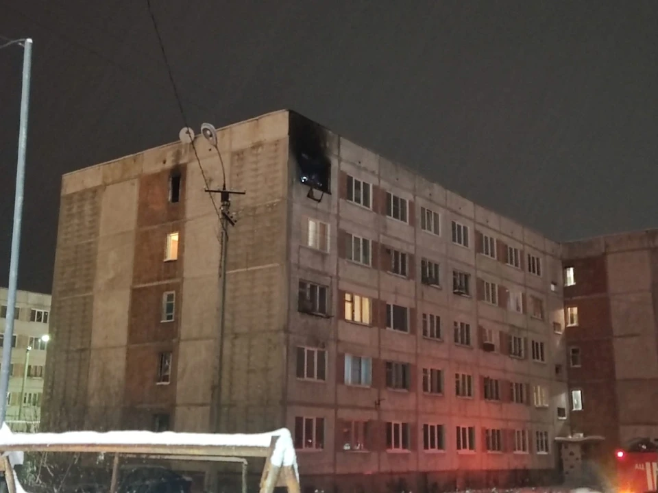 Пожар случился в одной из квартир на пятом этаже. Фото: vk.com/murman01