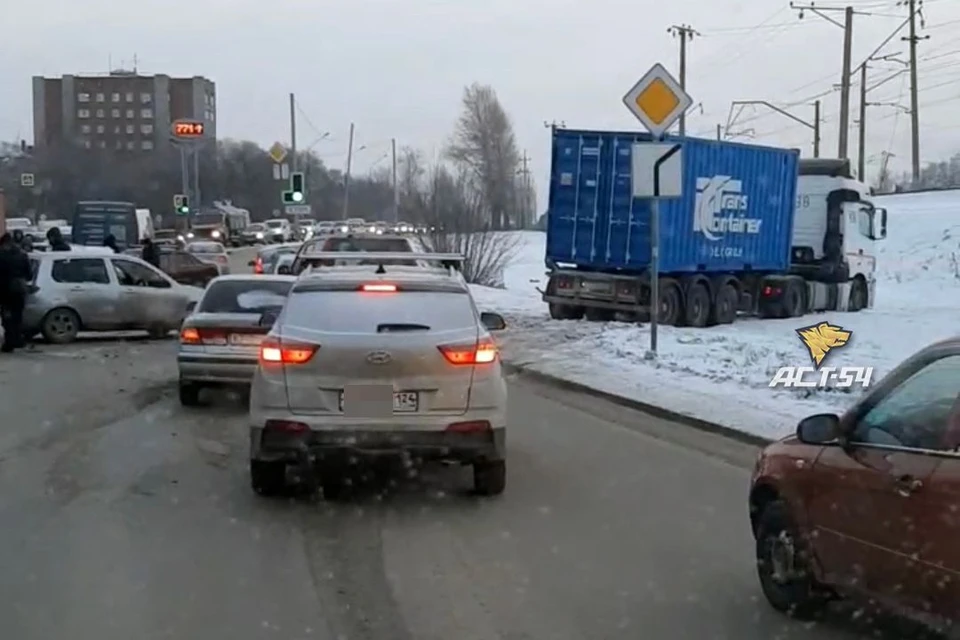 Массовое ДТП спровоцировал водитель контейнеровоза. Фото: АСТ-54