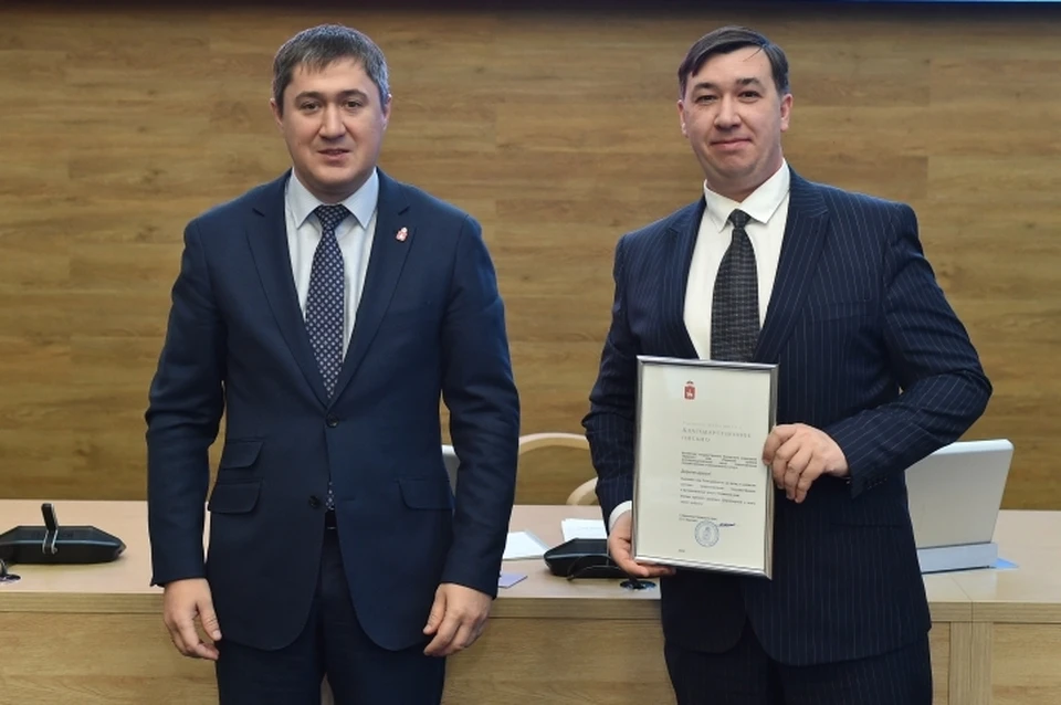 Губернатор Дмитрий Махонин вручил благодарственное письмо руководителю МФЦ Леониду Громову.