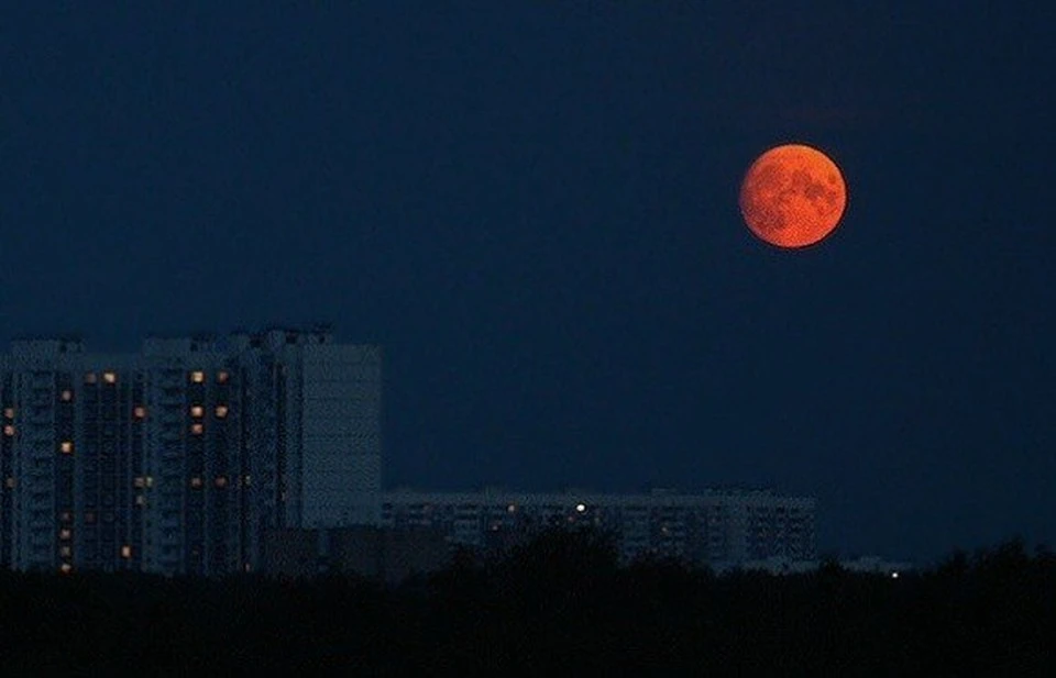 Ранее челябинцев пугала красная луна. Фото: соцсети
