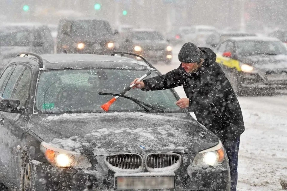 Тщательно очищать машину от льда и снега - не пожелание, а обязанность водителя.