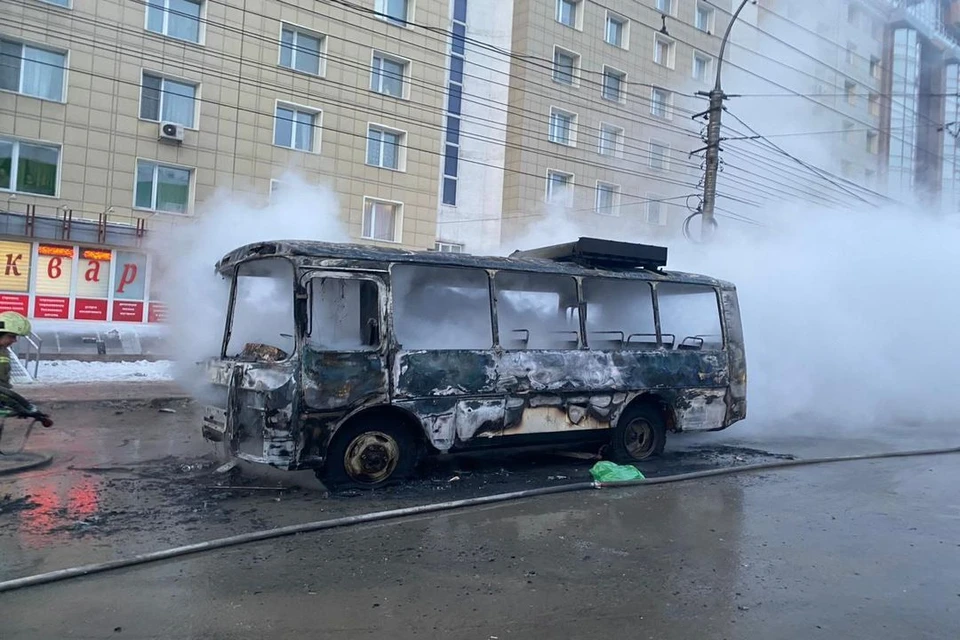 В Новосибирске загорелся пассажирский автобус. Фото: Госавтоинспекция по городу