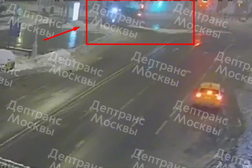 Легковой автомобиль врезался в снегоуборочную технику в ЦАО Москвы Фото: стоп-кадр из видео