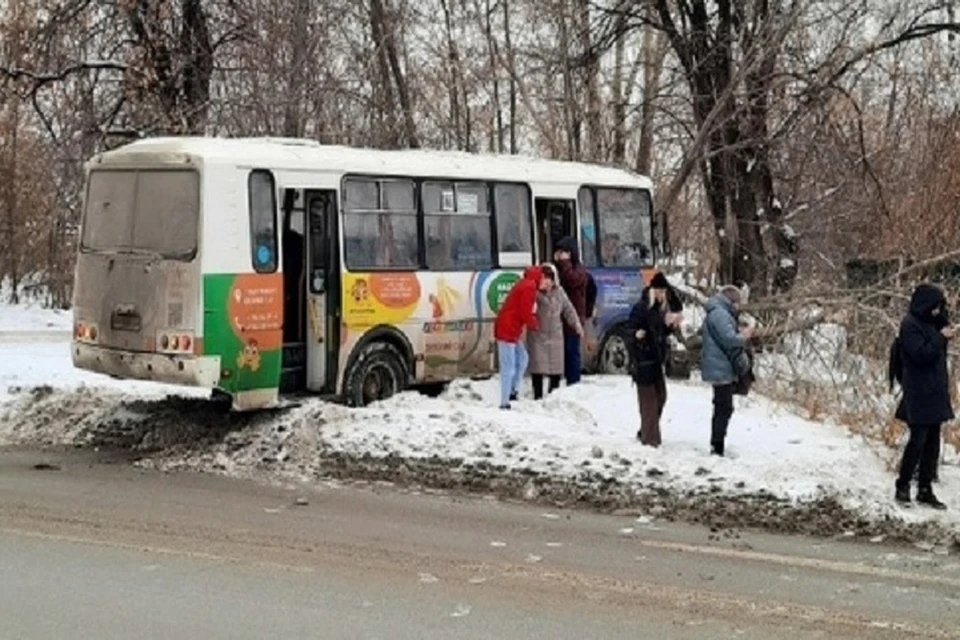 Екатеринбург березовский автобус 166. Автобус на дороге. Автобусы Березовский Кемеровская. Автобусы России. Ребенок в российском автобусе.