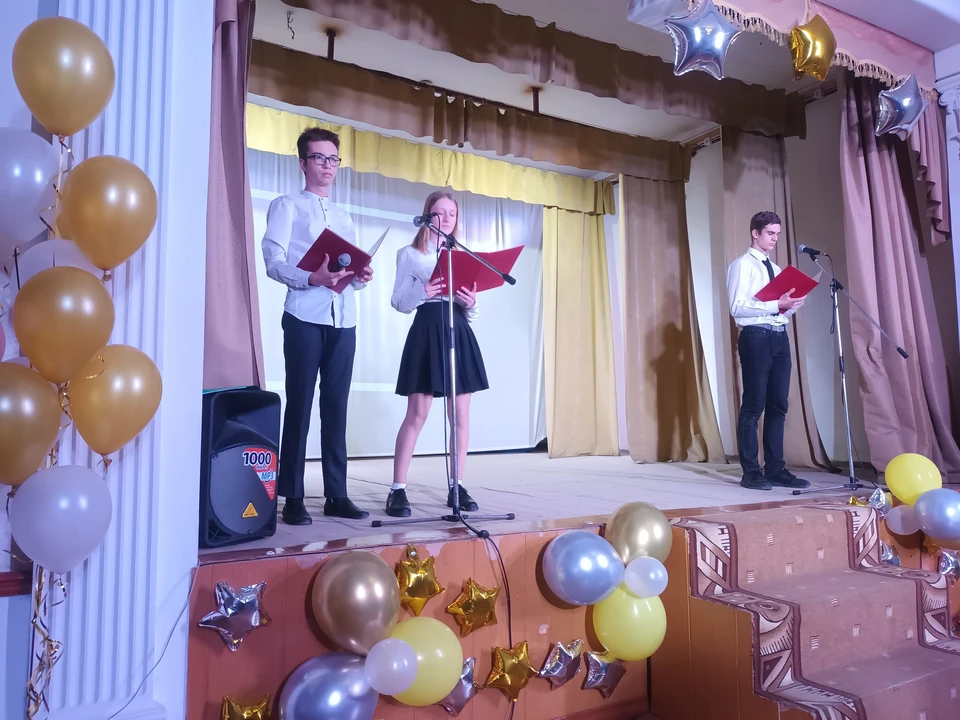 Ведущие "Урока Памяти". Фото автора.