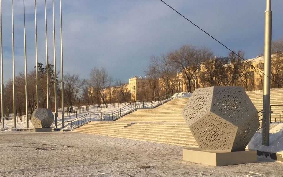 На Титова установили арт-объекты. Фото: мэрия
