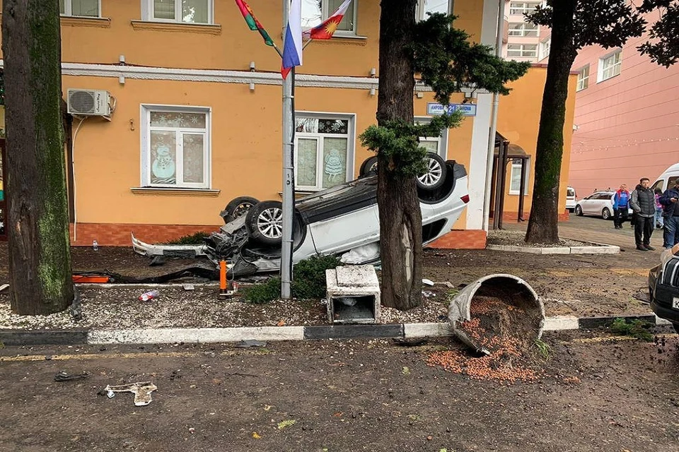 ДТП произошло около стены Художественной школы по улице Кирова.