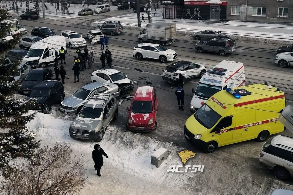 В Заельцовском районе Новосибирска произошло массовое ДТП. Фото: АСТ-54