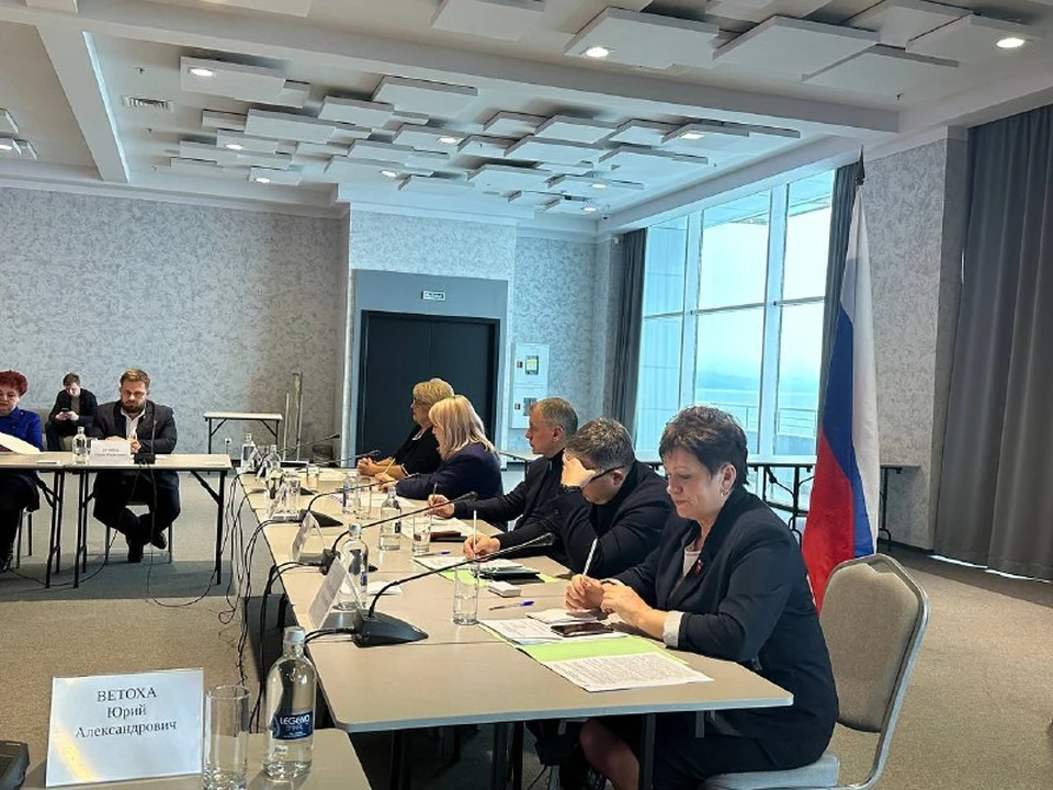 По словам Лоскутова, примерно половина гостей прибыли на полуостров железной дорогой