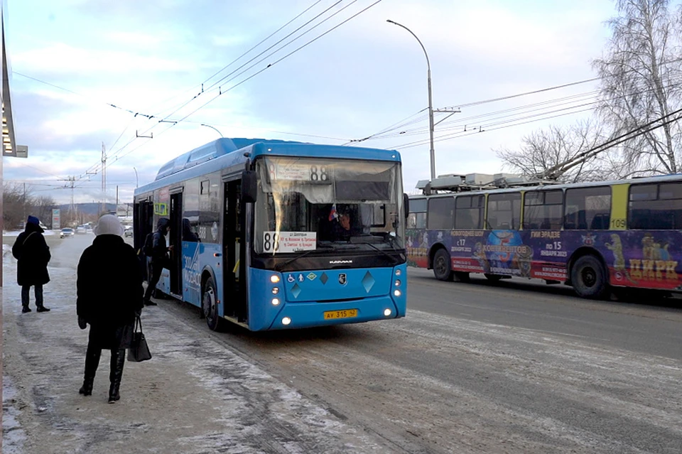 Кемеровчане так активно жаловались на плохую работу транспорта, что Сергей Цивилев поручил главе города лично постоять на остановках и прокатиться по разным маршрутам.
