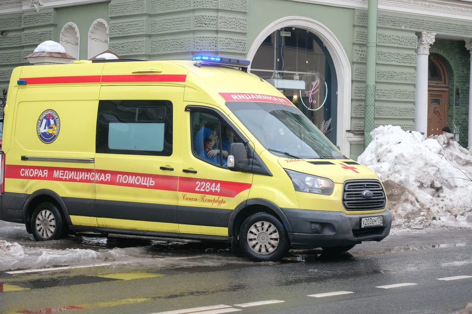 Два школьника попали в травмпункт с повреждениями спины и головы.